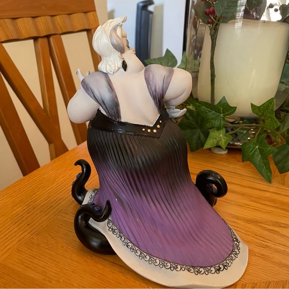 Disney Showcase Couture de Force Ursula Figurine - Picture 6 of 12